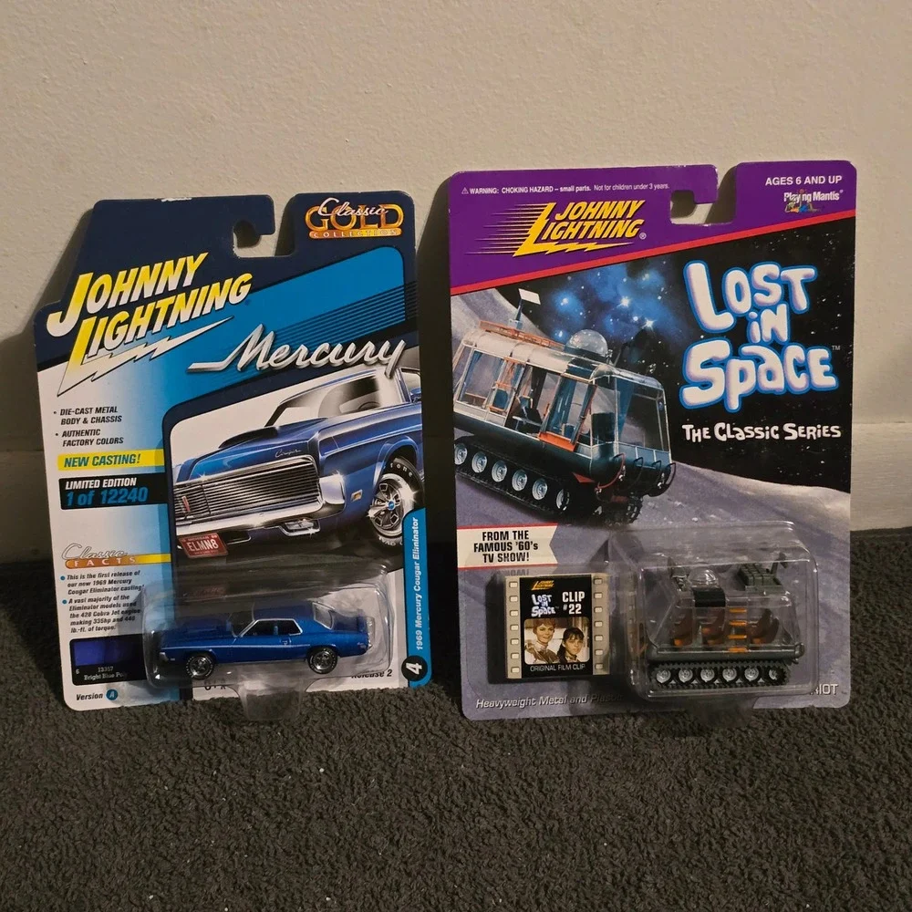 Johnny Lightning Diecast 1969 Mercury Cougar & Lost in Space Chariot Set - Picture 1 of 8